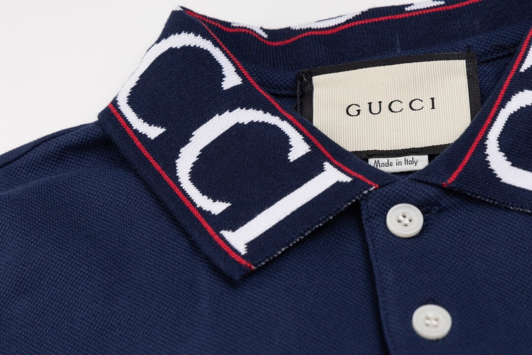 Camiseta polo con letras en el escote