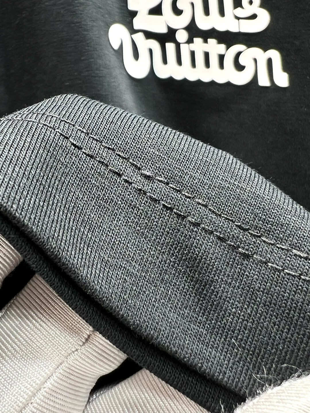Camiseta con letras tridimensionales