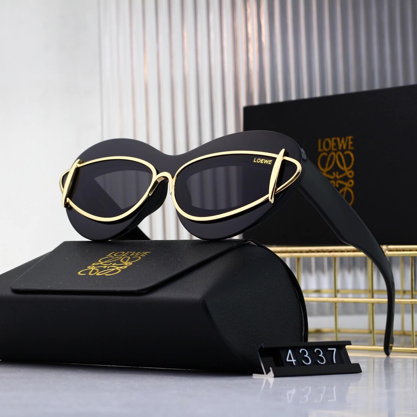 Lunettes de soleil rétro modernes à monture en cœur incrustée