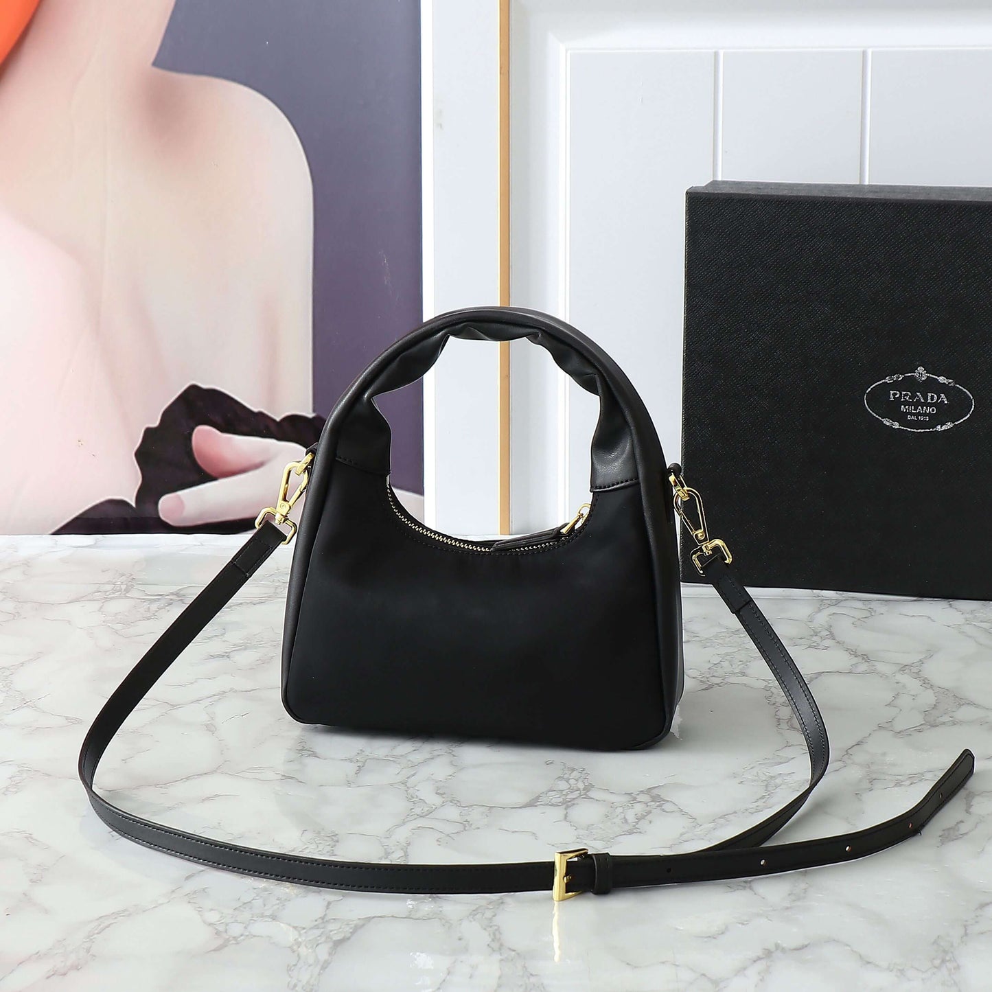 Bolso de hombro con lazo de cuero y paneles de nailon para la axila