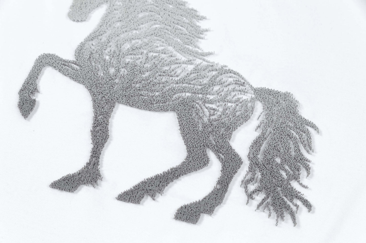 Camiseta con bordado de caballo delicado