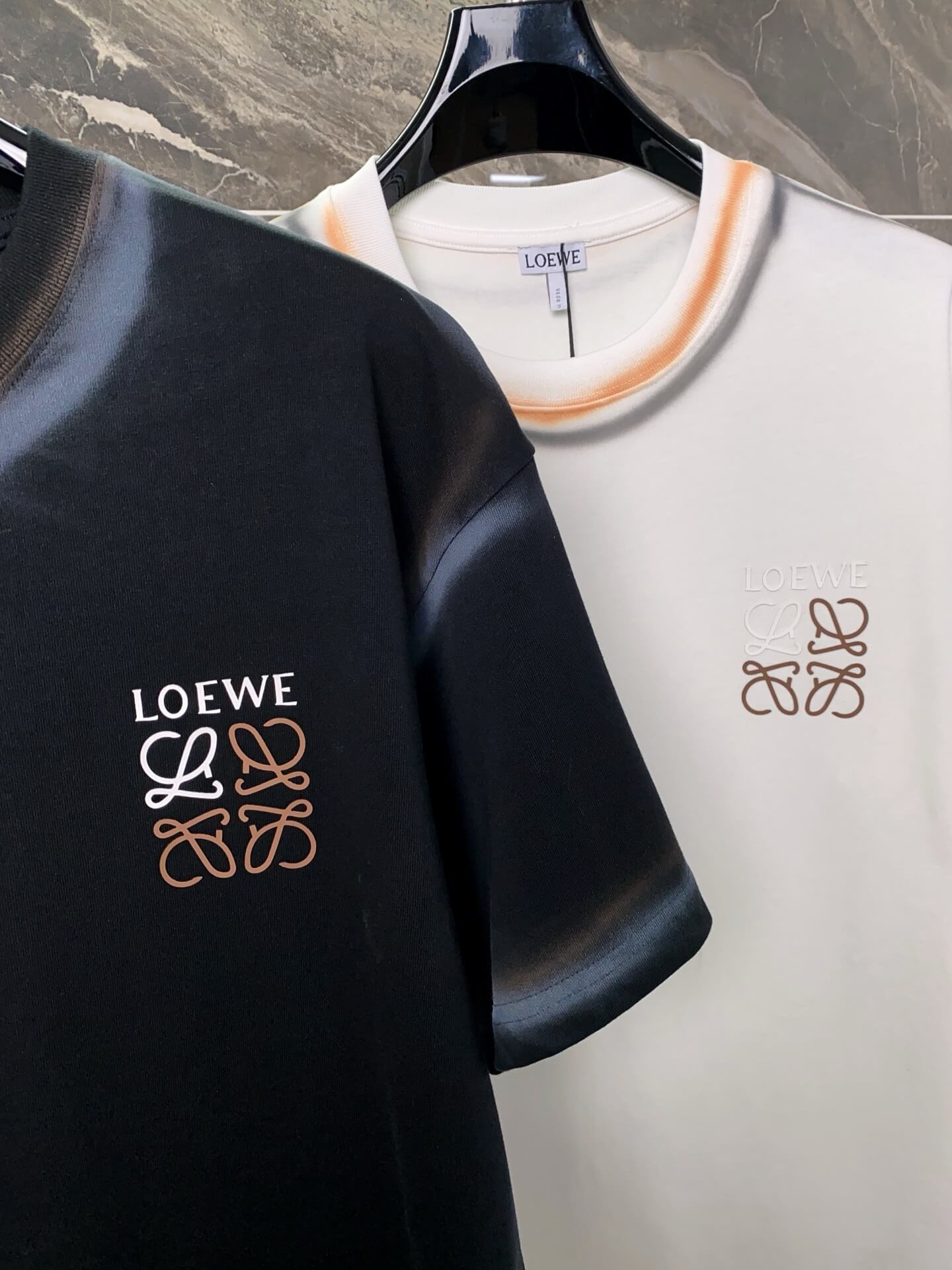 Camiseta de rayas dibujadas a mano