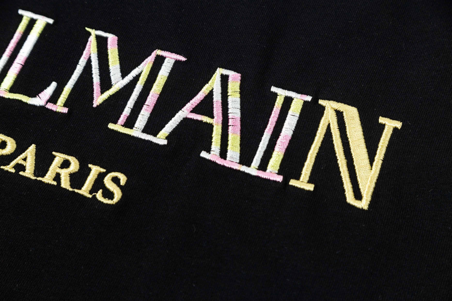 Camiseta con bordado de letras