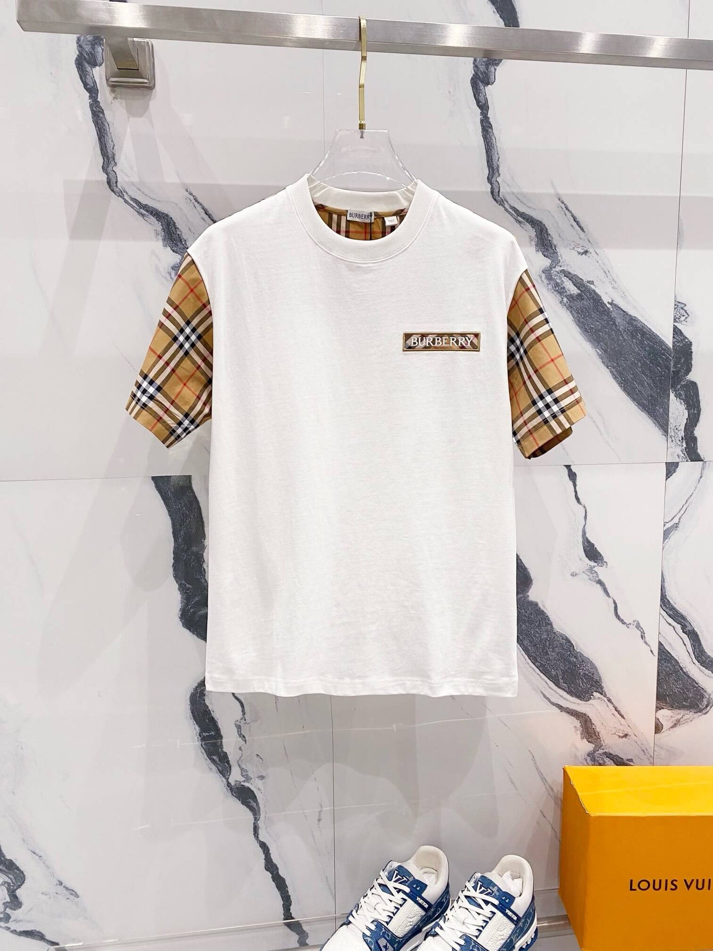 T-shirt à rayures à carreaux sur les manches