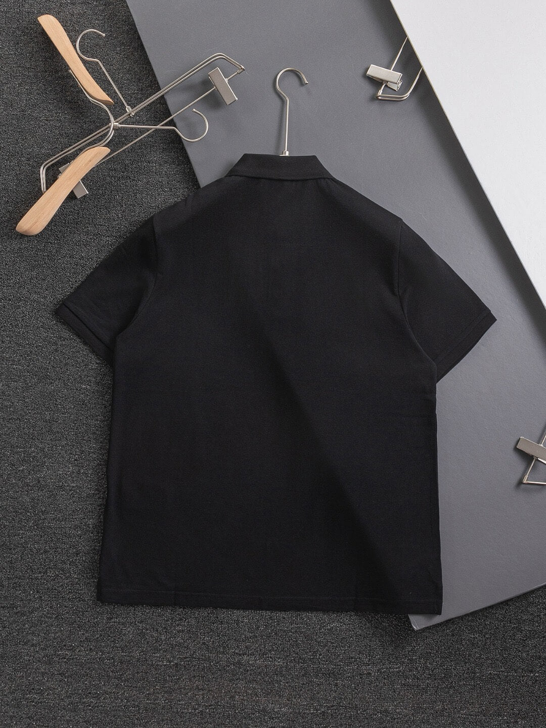 Camiseta con triángulo metálico en el pecho