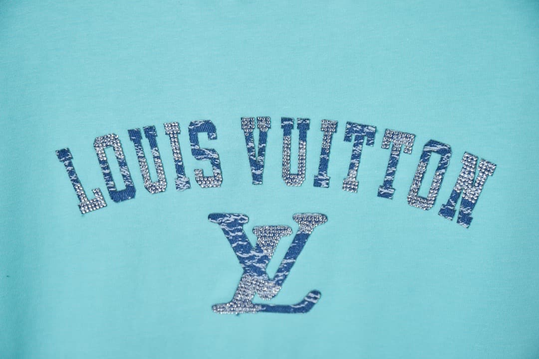 Nueva camiseta con parche de mezclilla y letras de diamantes de imitación 2025