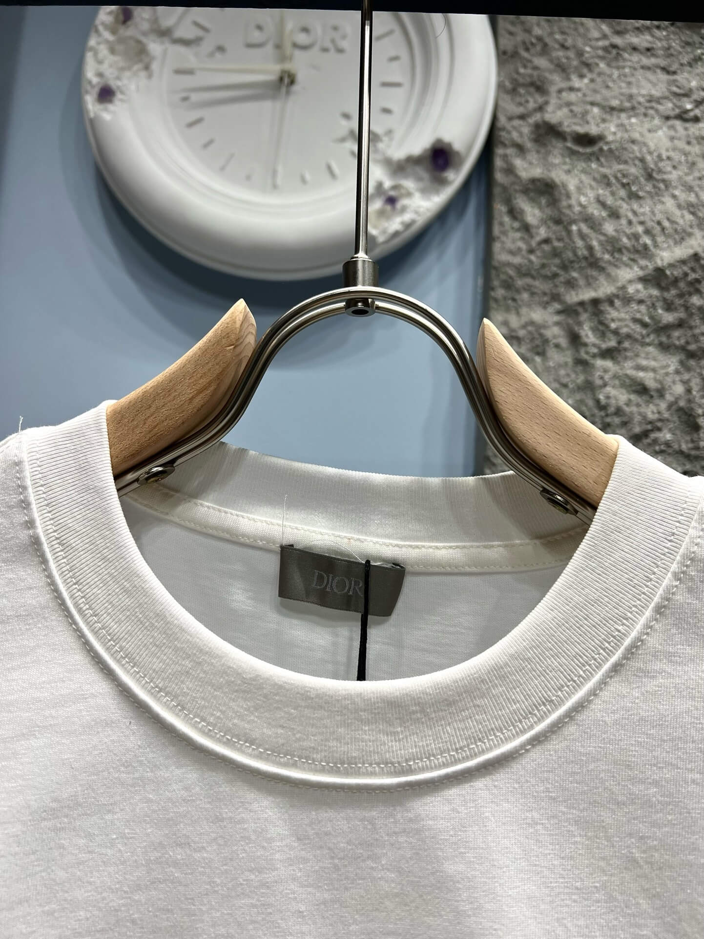Camiseta con bordado floral