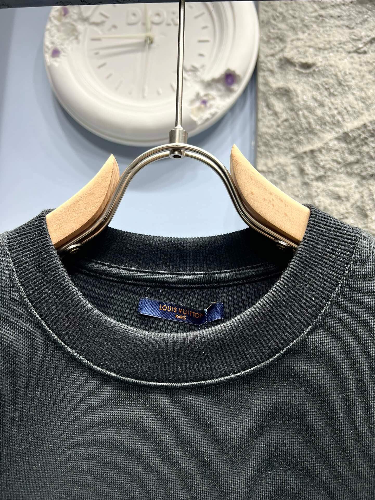 Camiseta con bordado agrietado y patrón