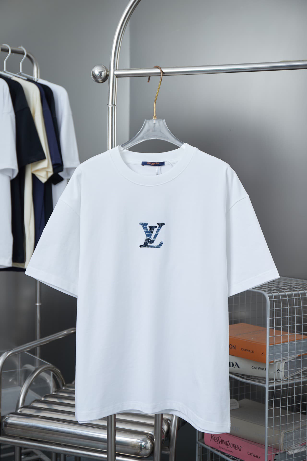 Nueva camiseta con parche de mezclilla y letras de diamantes de imitación 2025