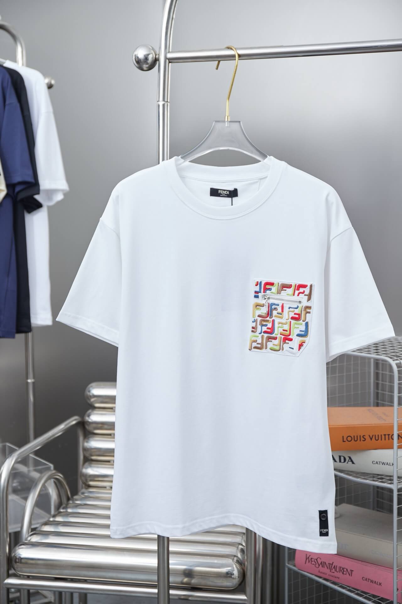 Camiseta con bordado colorido