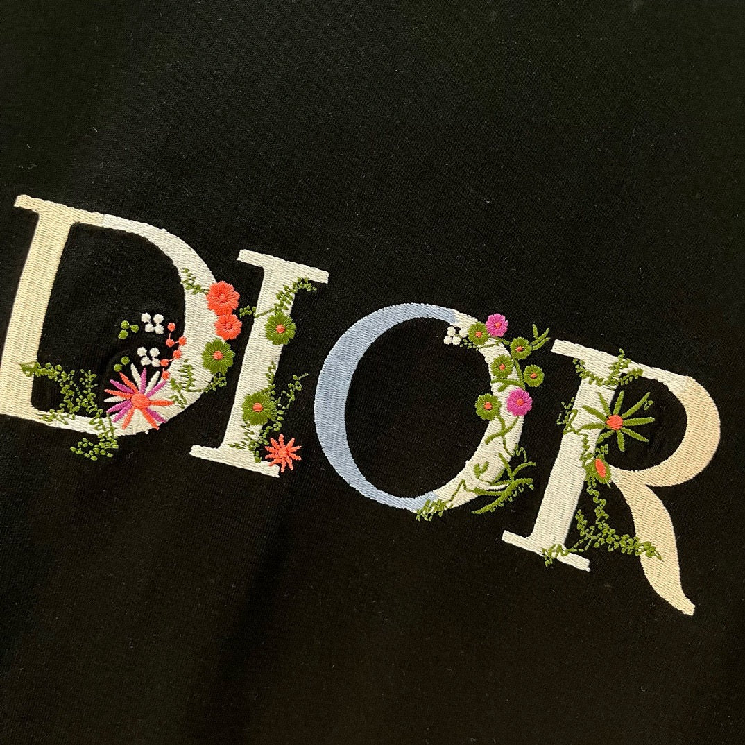 Camiseta con bordado floral