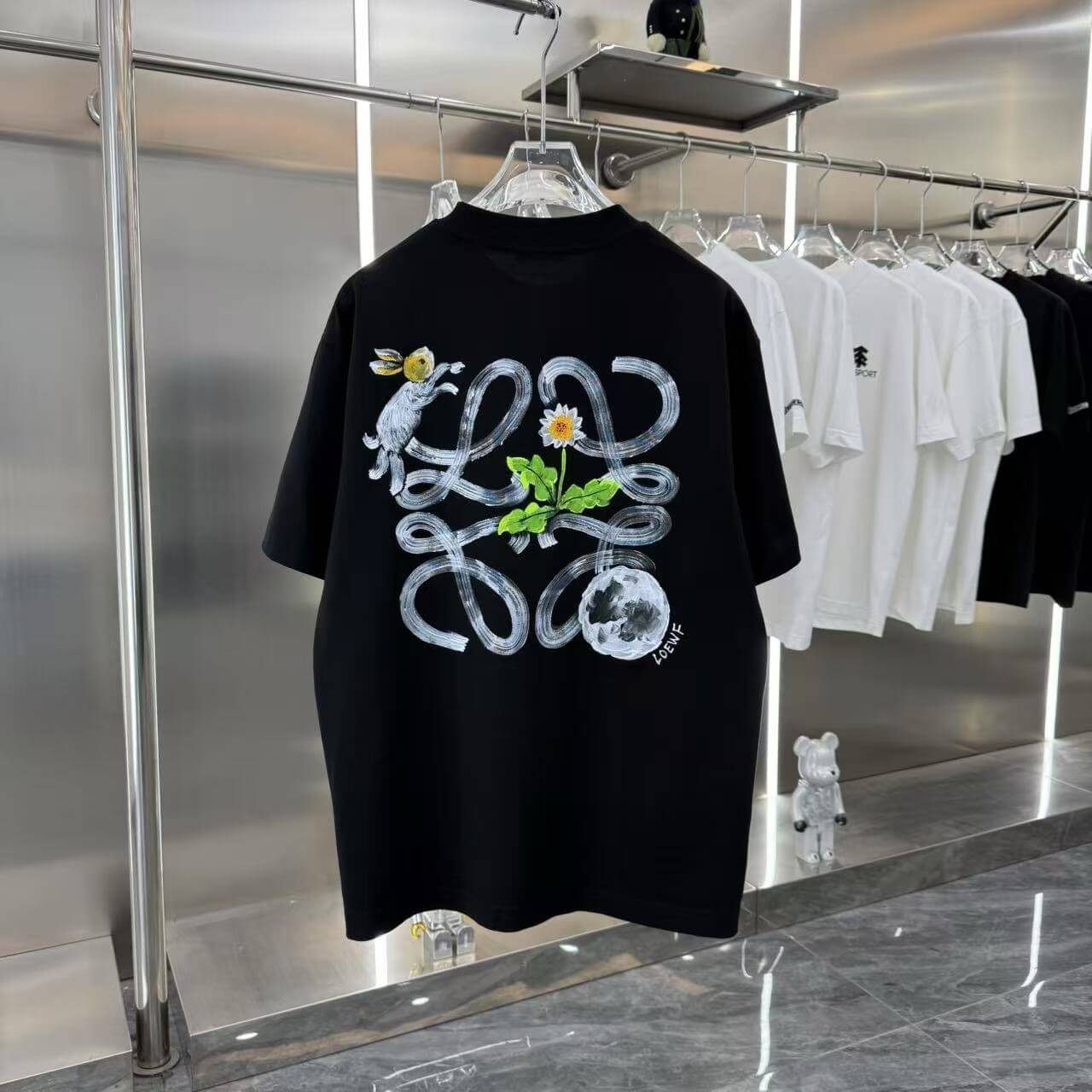 Camiseta con estampado pintado a mano