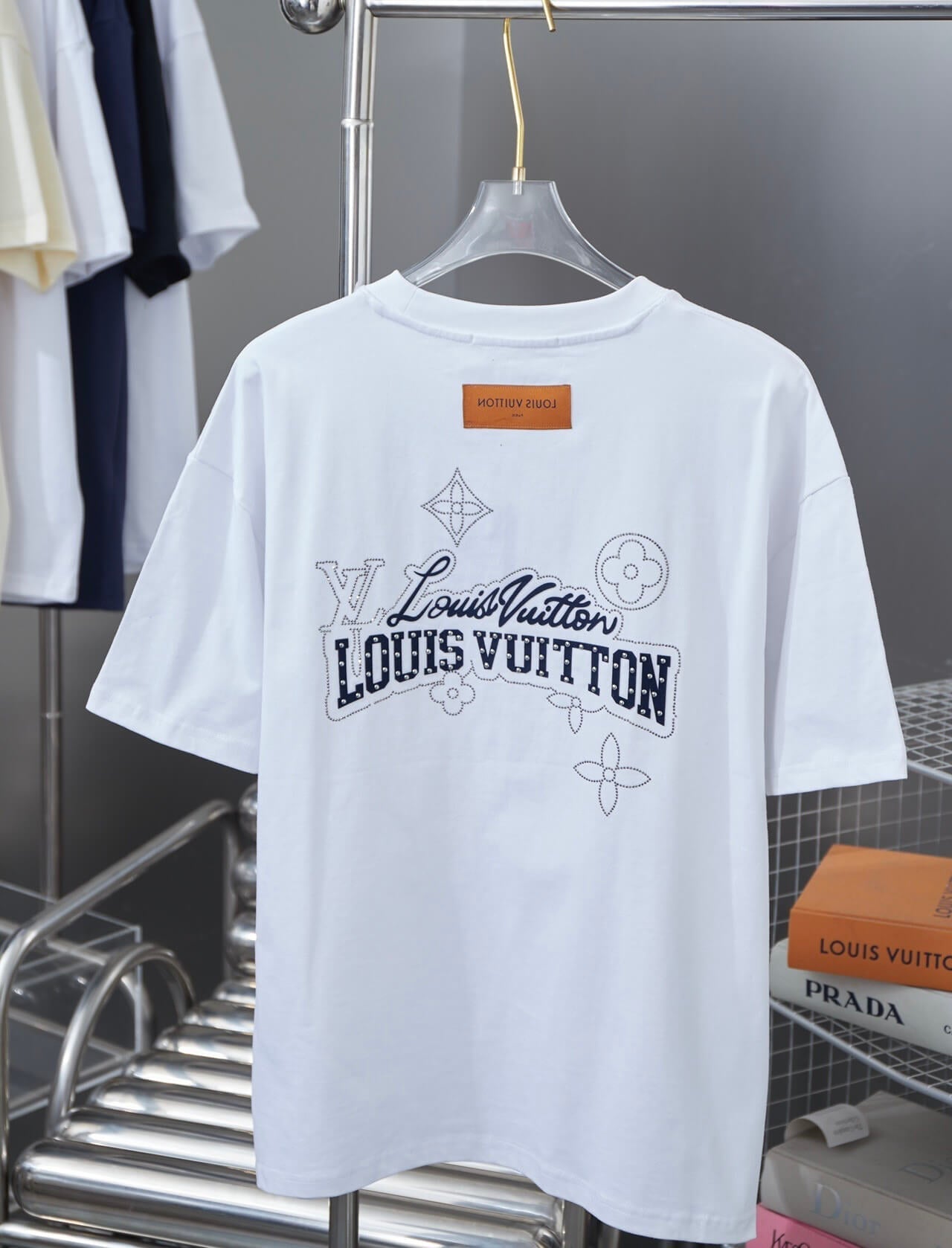 Camiseta con letras flocadas y diamantes de imitación