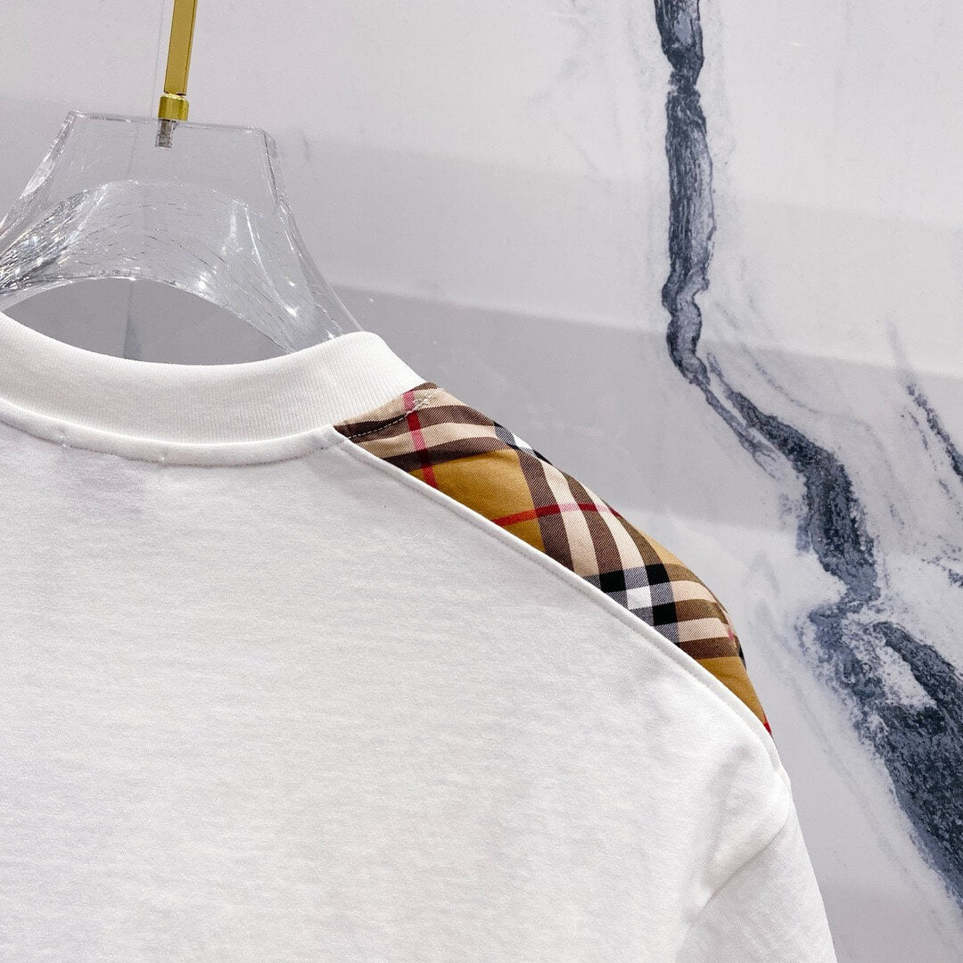 Camiseta de rayas a cuadros en el cuello