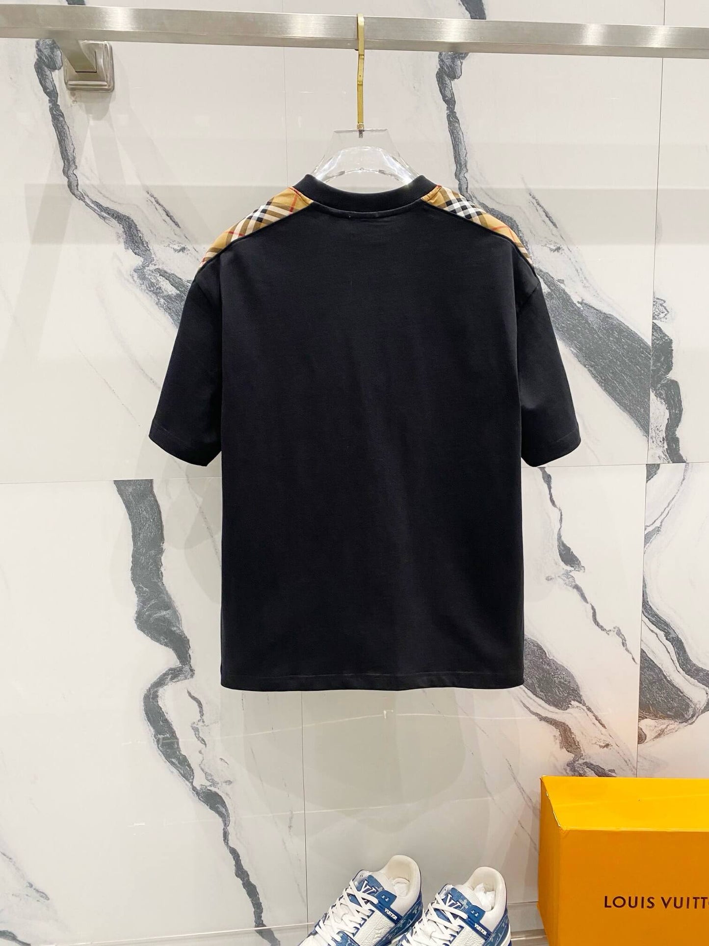 Camiseta de rayas a cuadros en el cuello