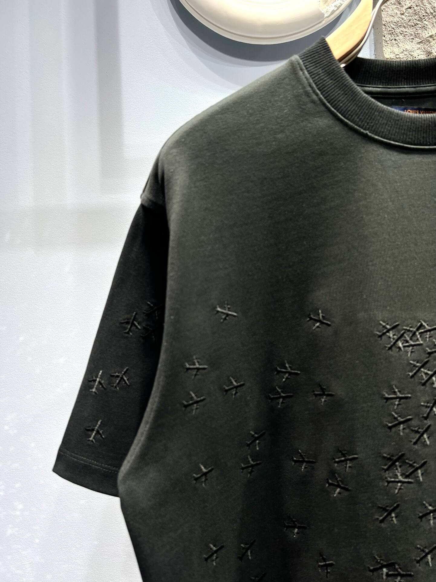 Camiseta con bordado agrietado y patrón