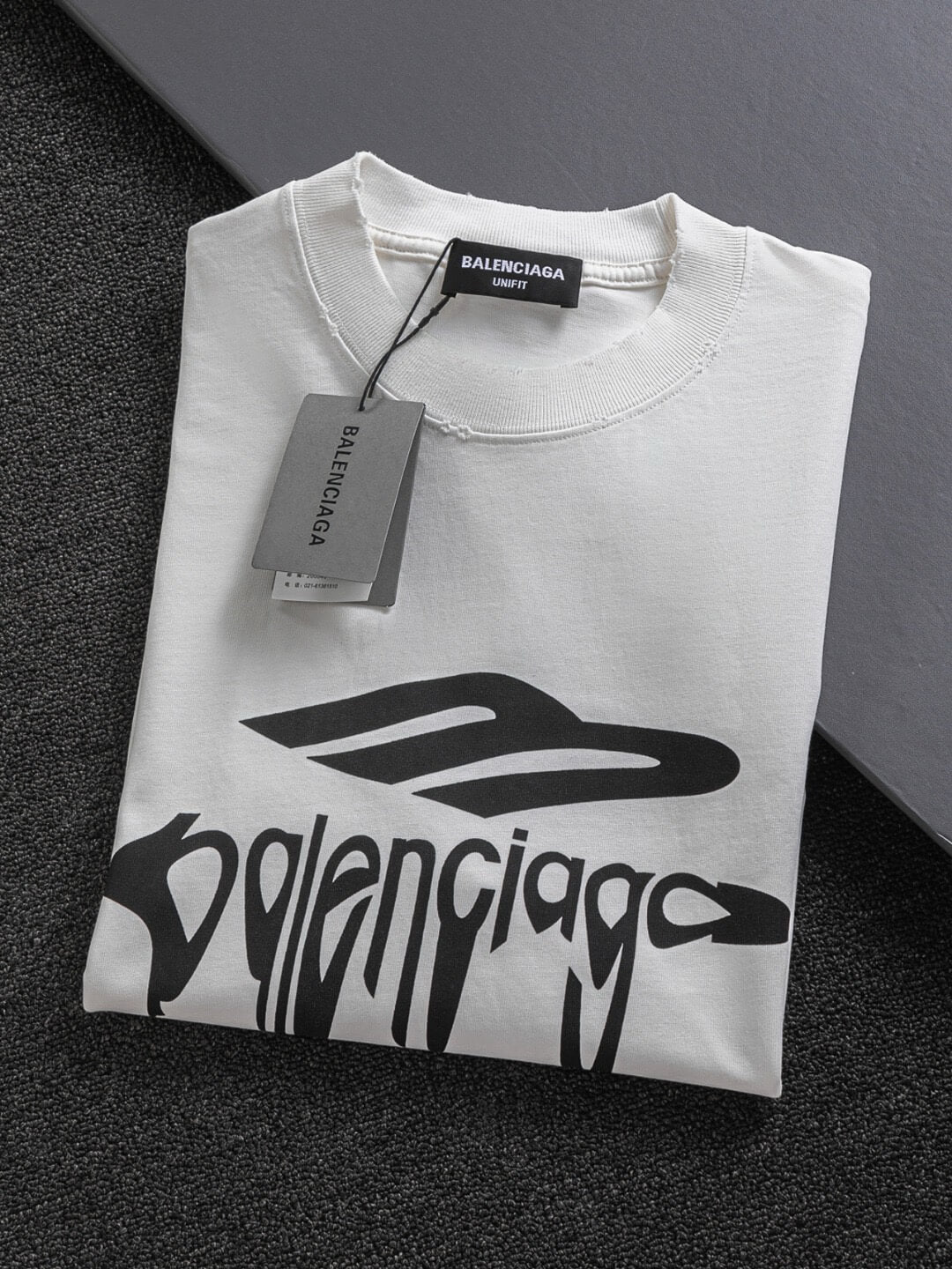 Camiseta con diseño rasgado
