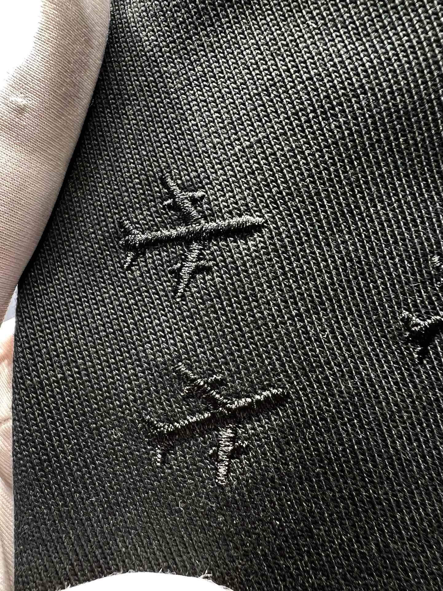 Camiseta con bordado agrietado y patrón