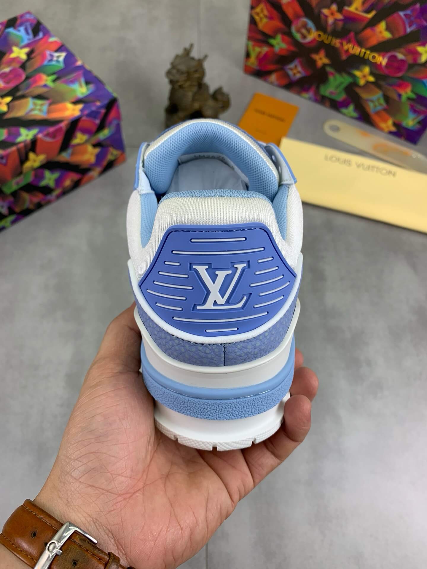 Zapatillas deportivas con bloques de color azul y blanco