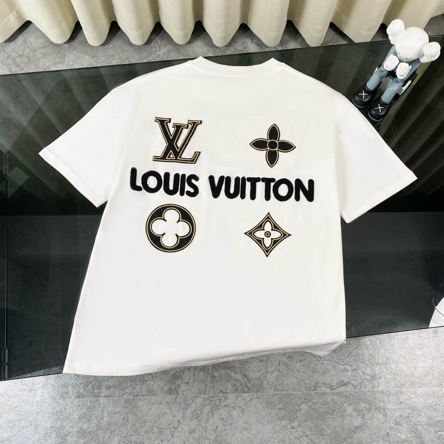 Camiseta clásica con parche de monograma