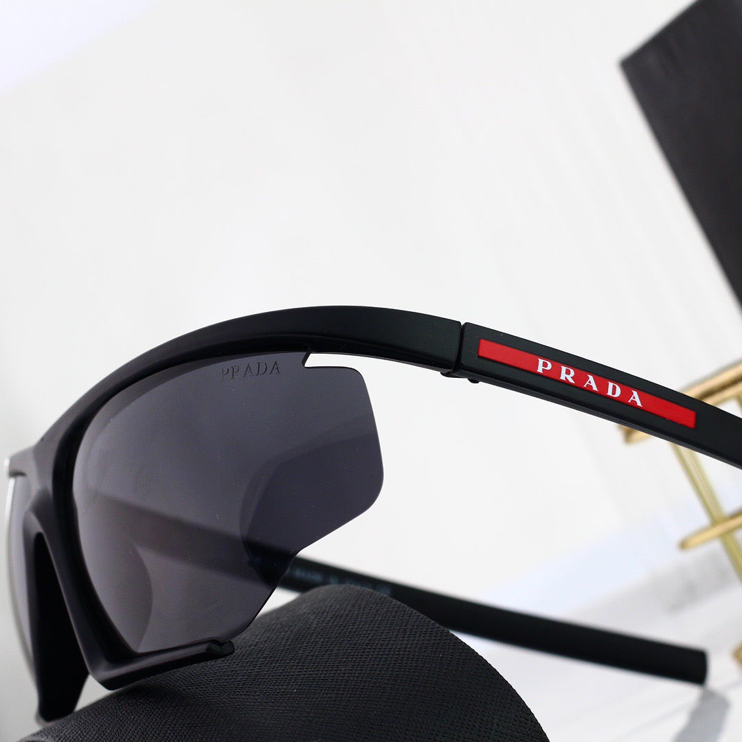 Lunettes de soleil futuristes à monture mi-longue