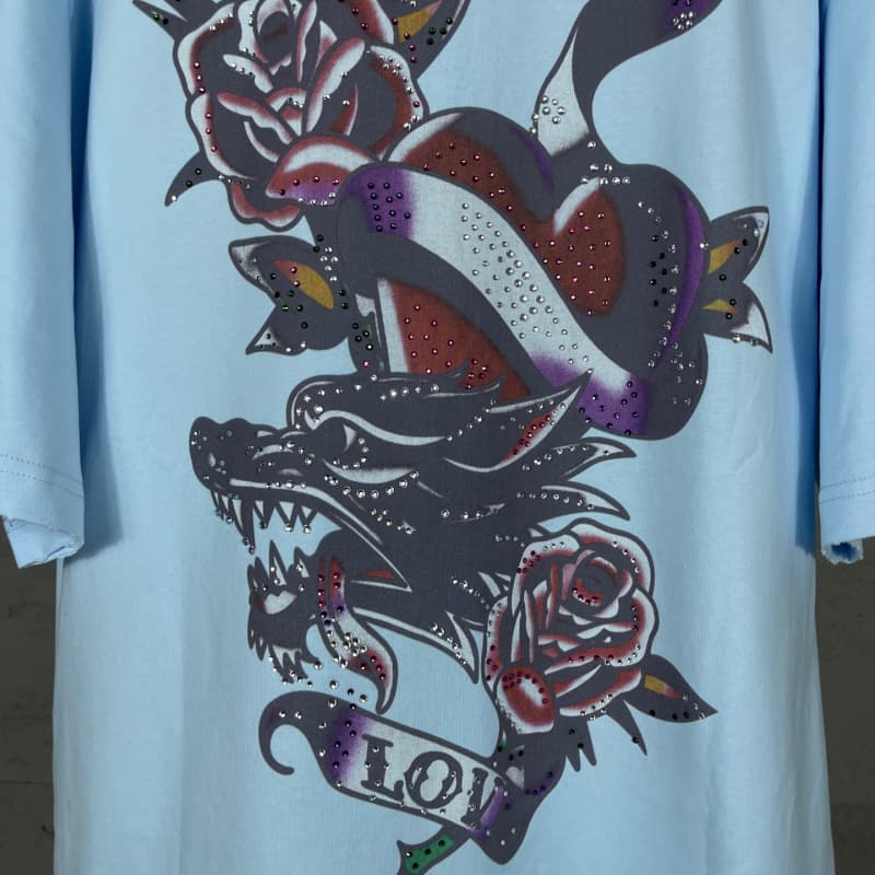 Camiseta con diamantes de imitación destruidos en la parte delantera y trasera