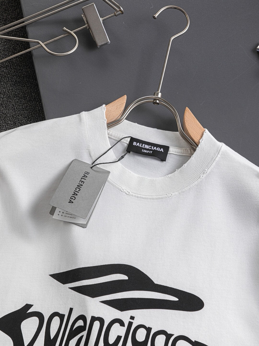 Camiseta con diseño rasgado