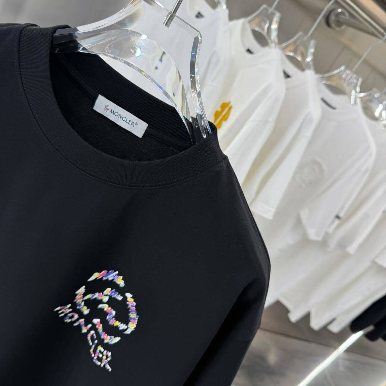 Camiseta con estampado de colores