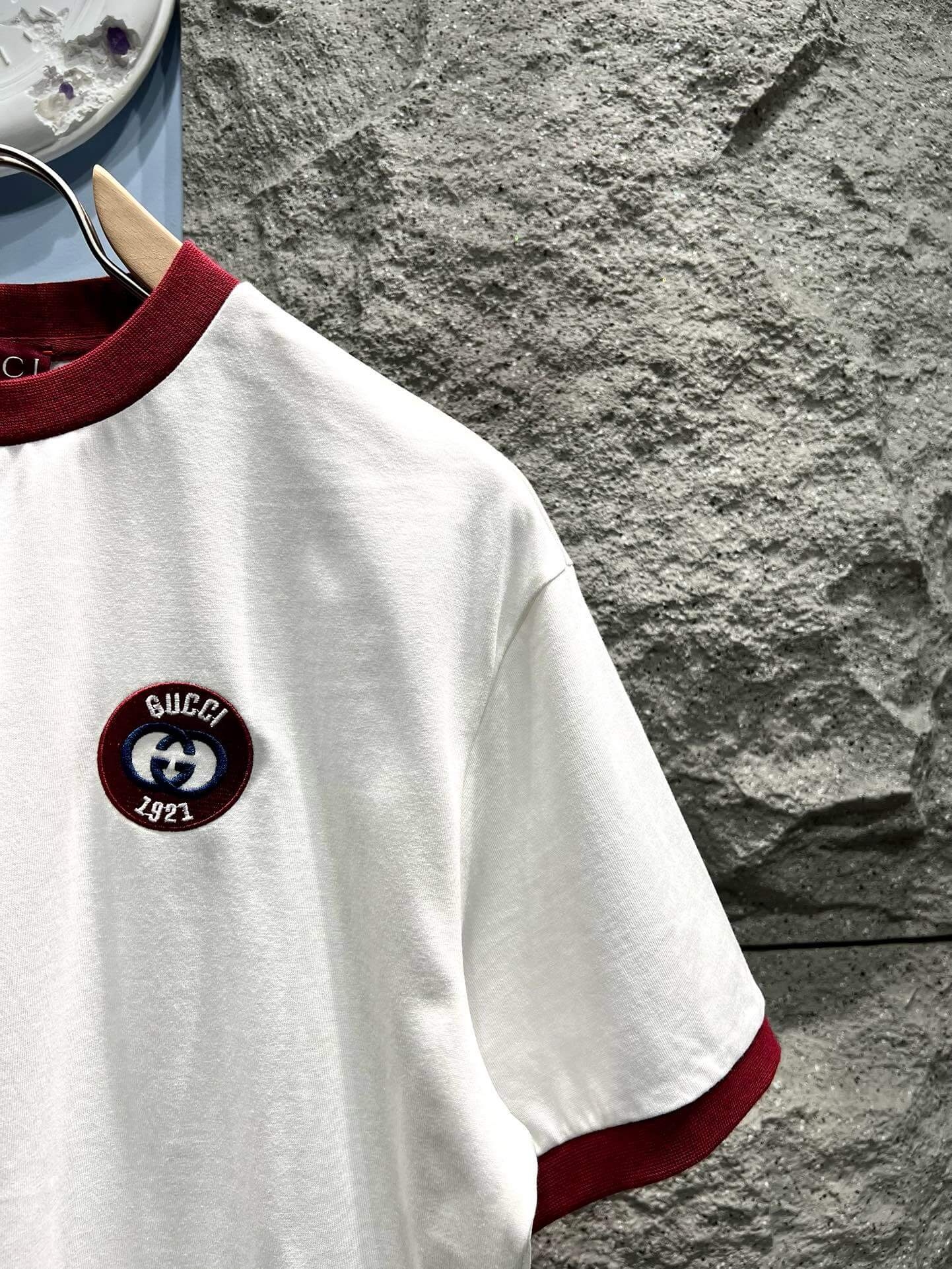 Camiseta de rayas con bordado de doble G