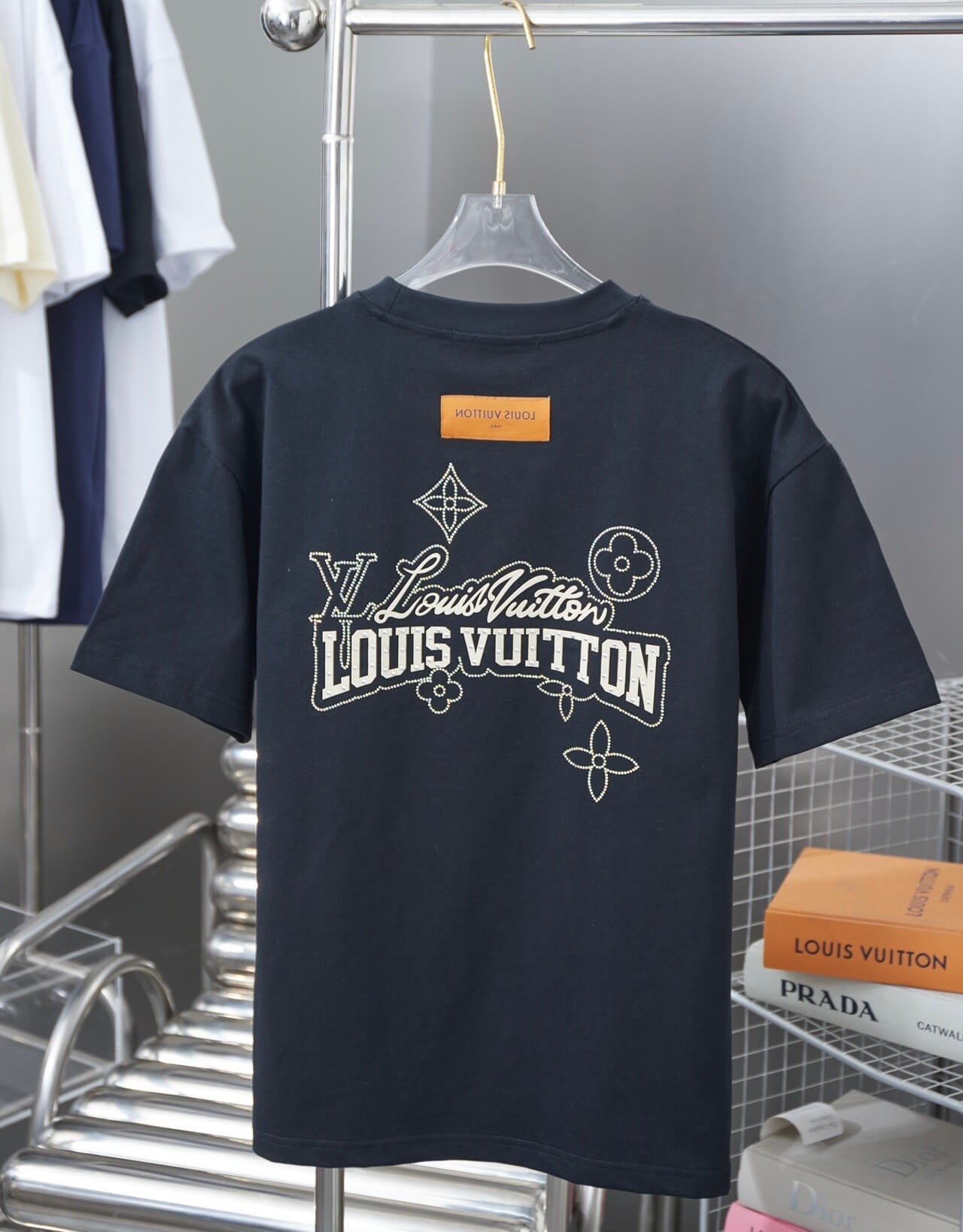 Camiseta con letras flocadas y diamantes de imitación