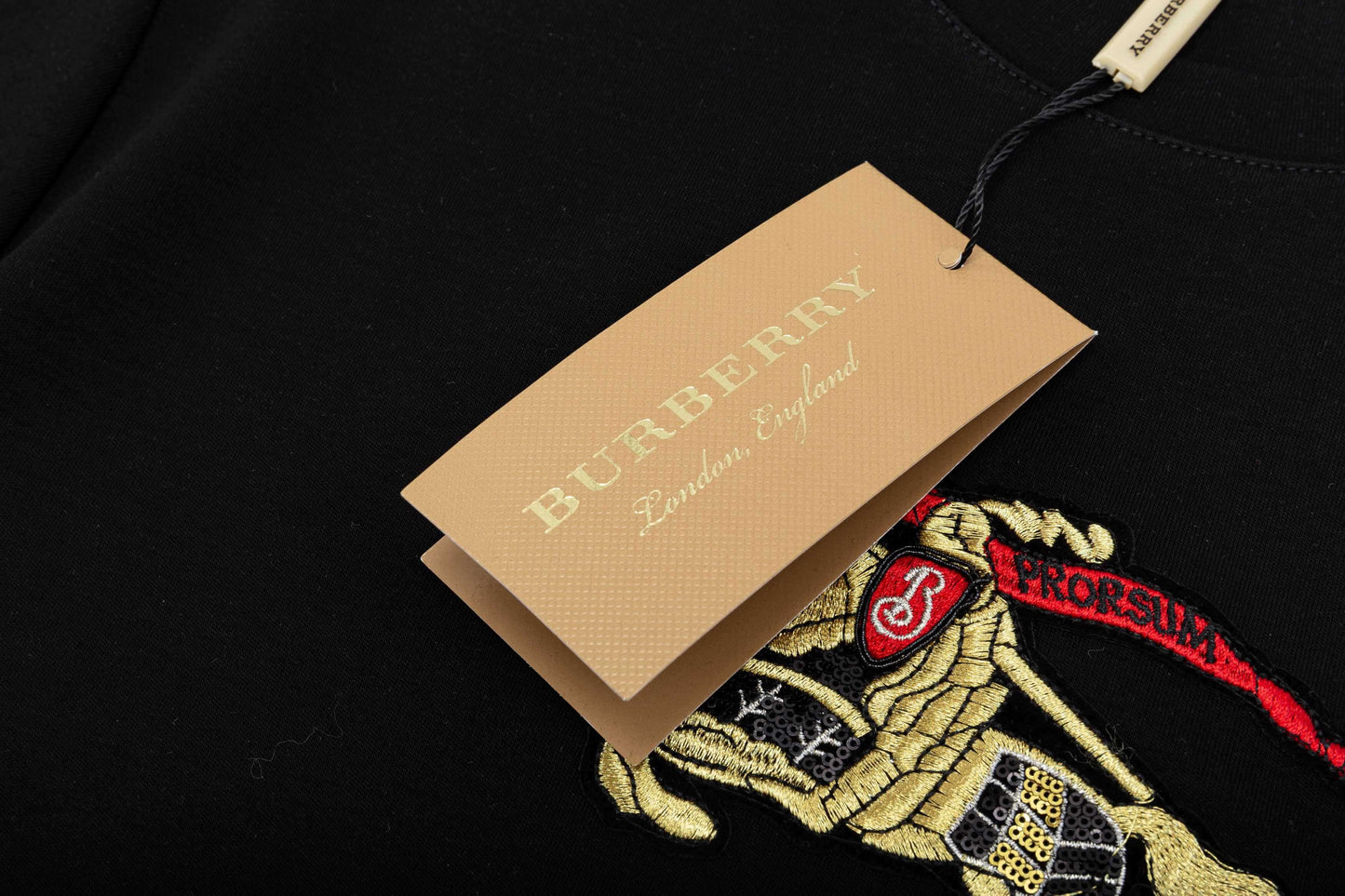 T-shirt avec motif de broderie chevalier