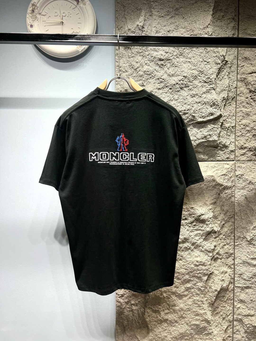 Camiseta con bordado delantero y trasero