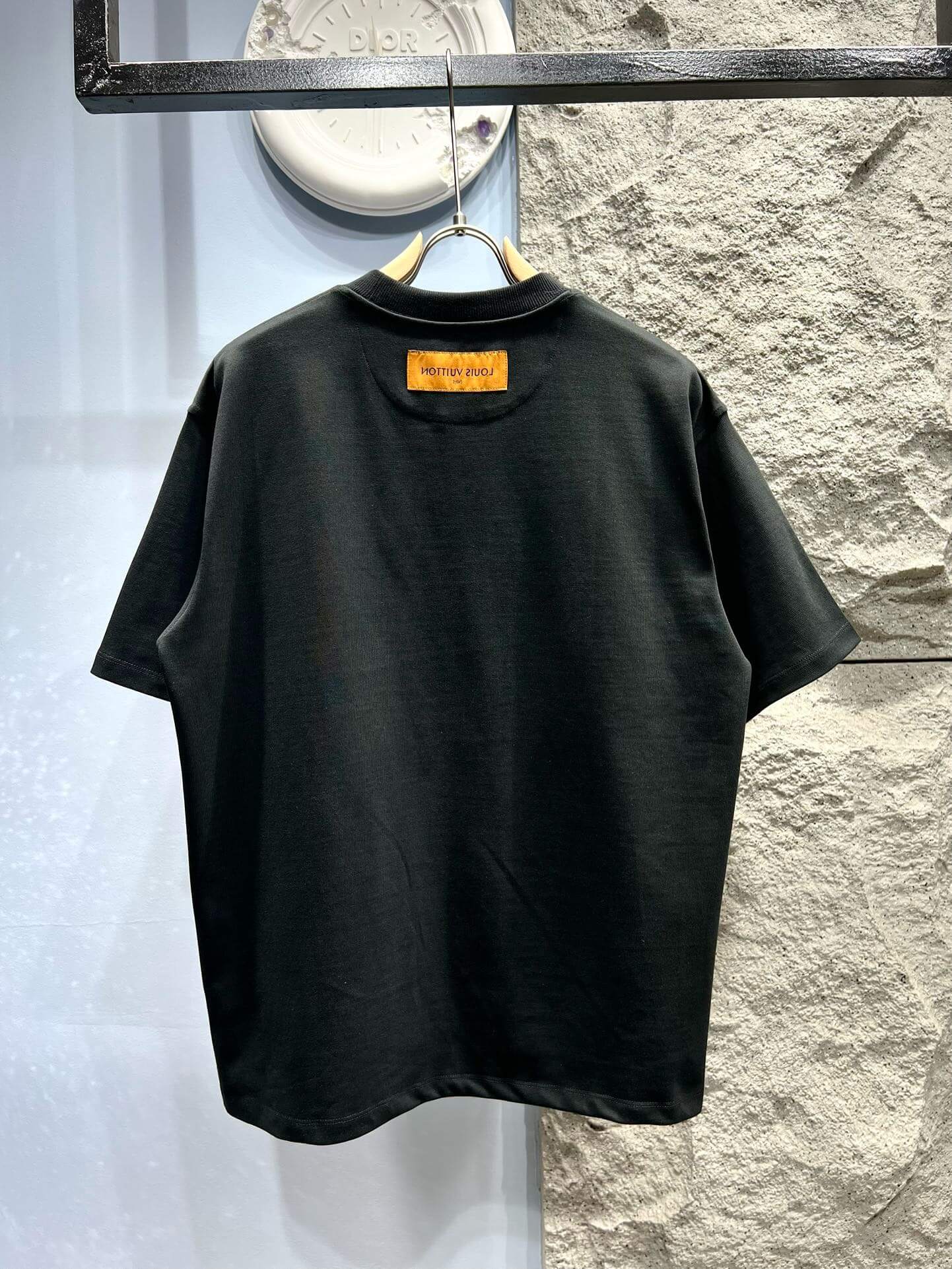 Camiseta con bordado agrietado y patrón