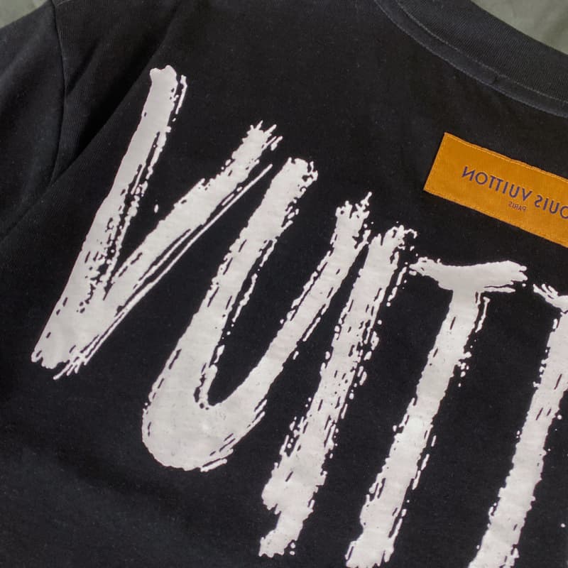 Camiseta con collar, letras y bordado en el pecho