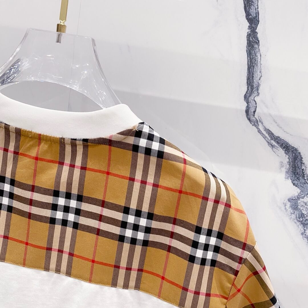 T-shirt à rayures à carreaux sur les manches