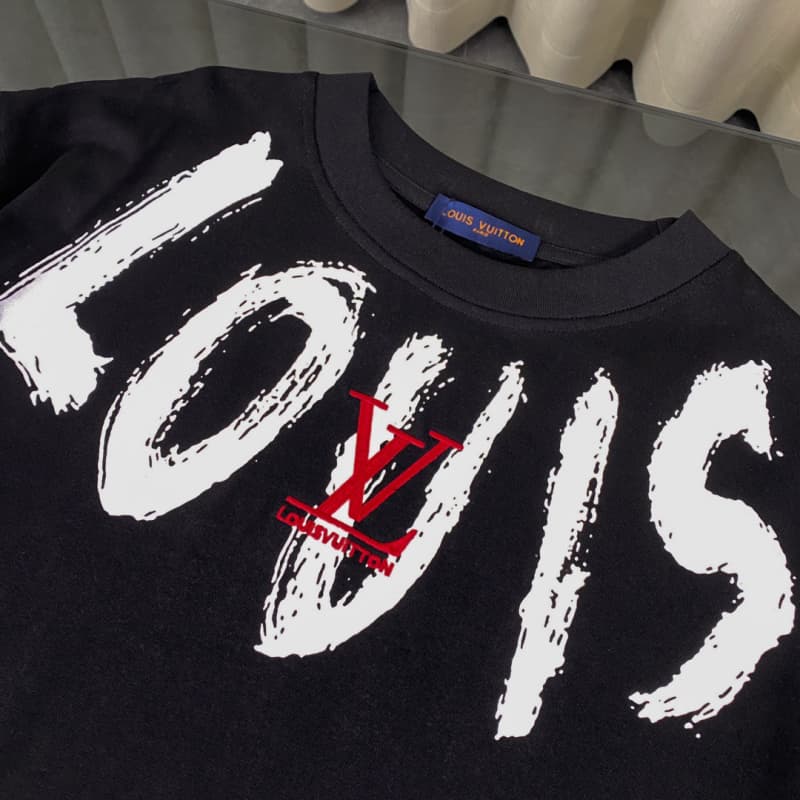 Camiseta con collar, letras y bordado en el pecho