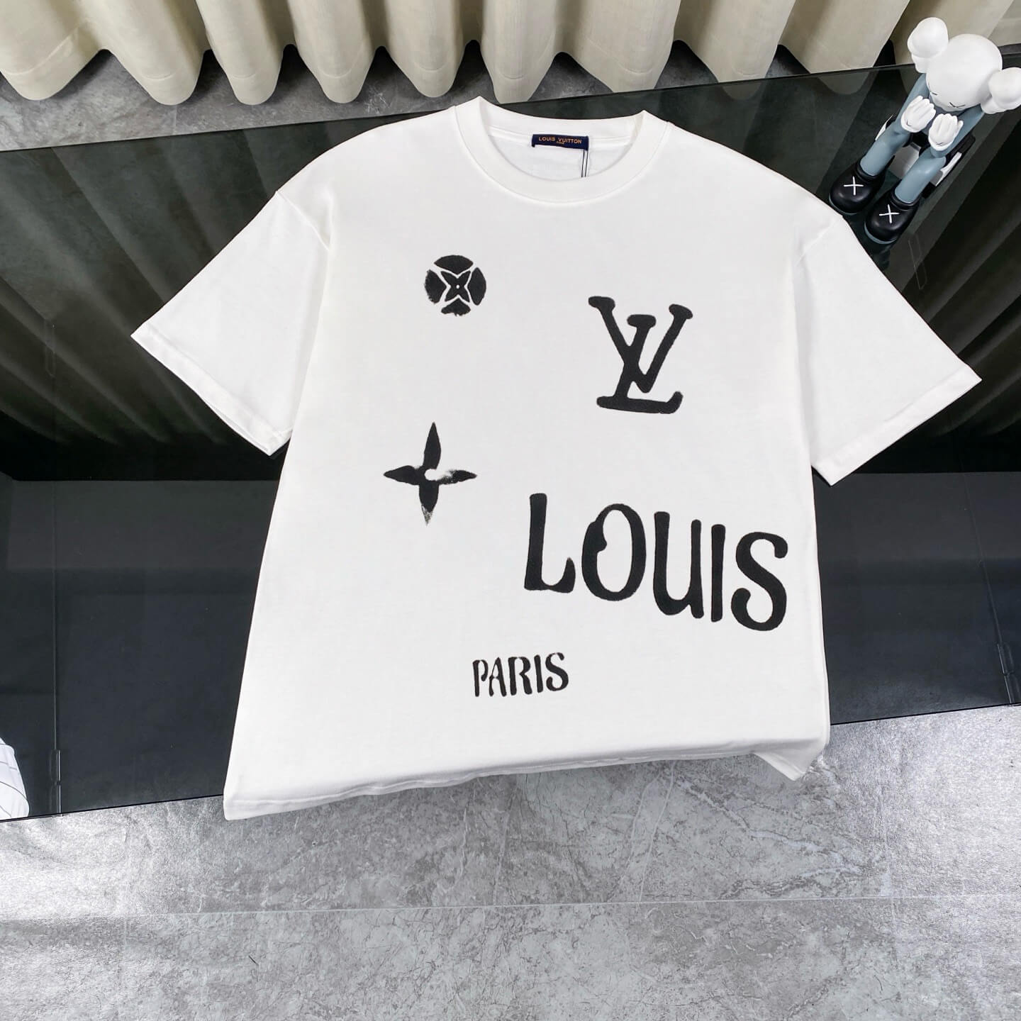 Camiseta con letras de grafiti