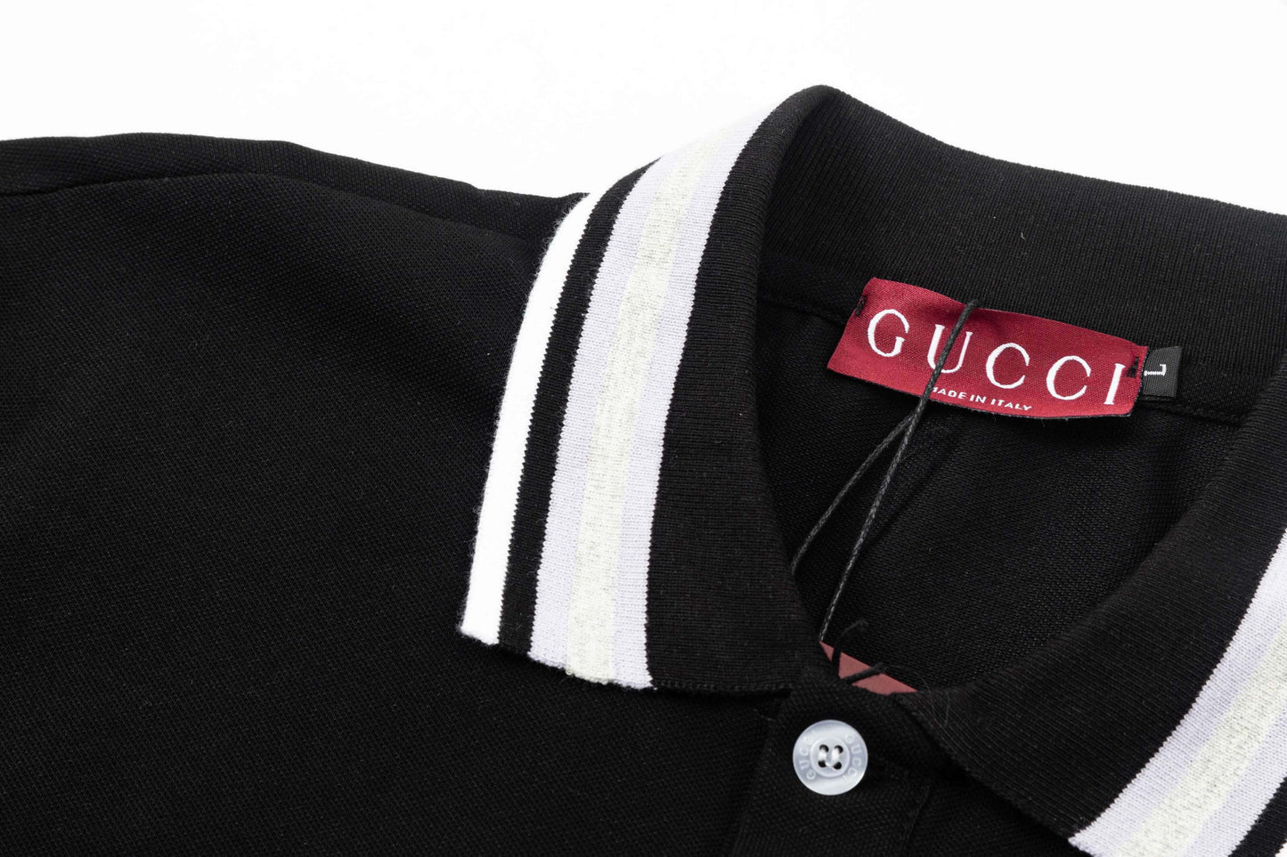 Polo con letras en el pecho