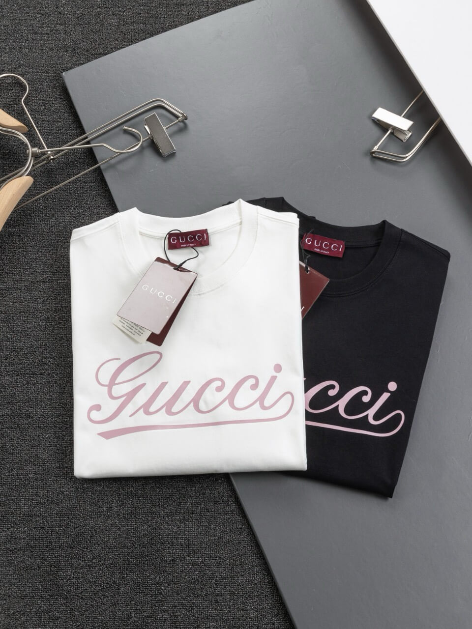 Camiseta con estampado de letras rosas