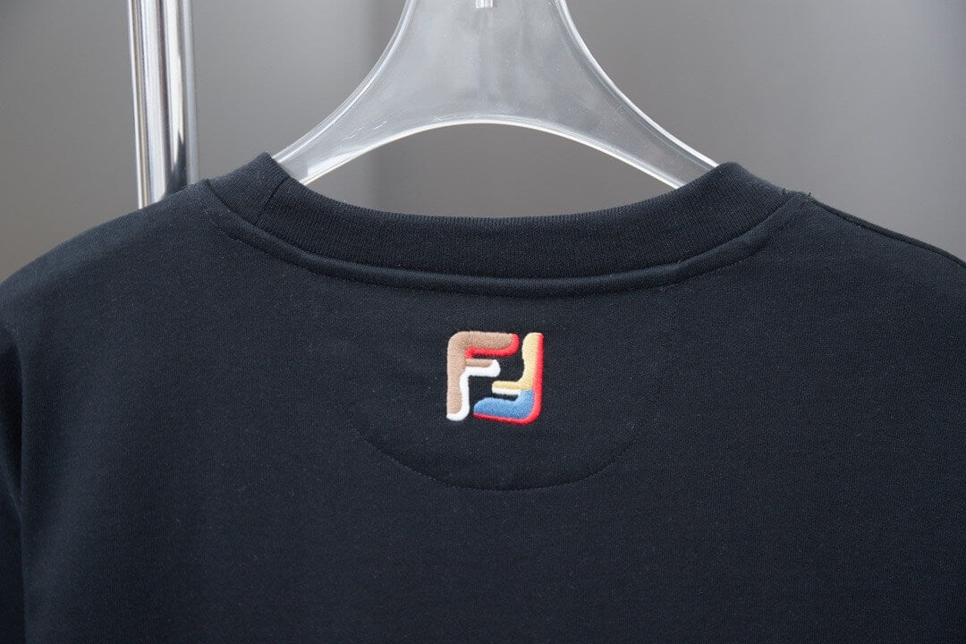 Camiseta con bordado colorido