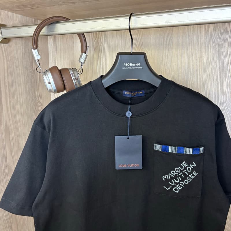 Camiseta con letras bordadas y bolsillo en el pecho