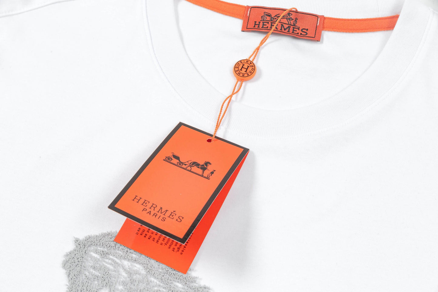 Camiseta con bordado de caballo delicado