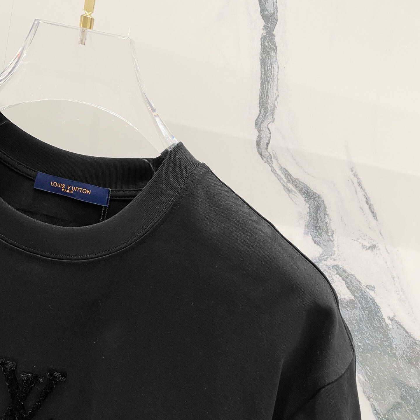 T-shirt sur le processus de moussage