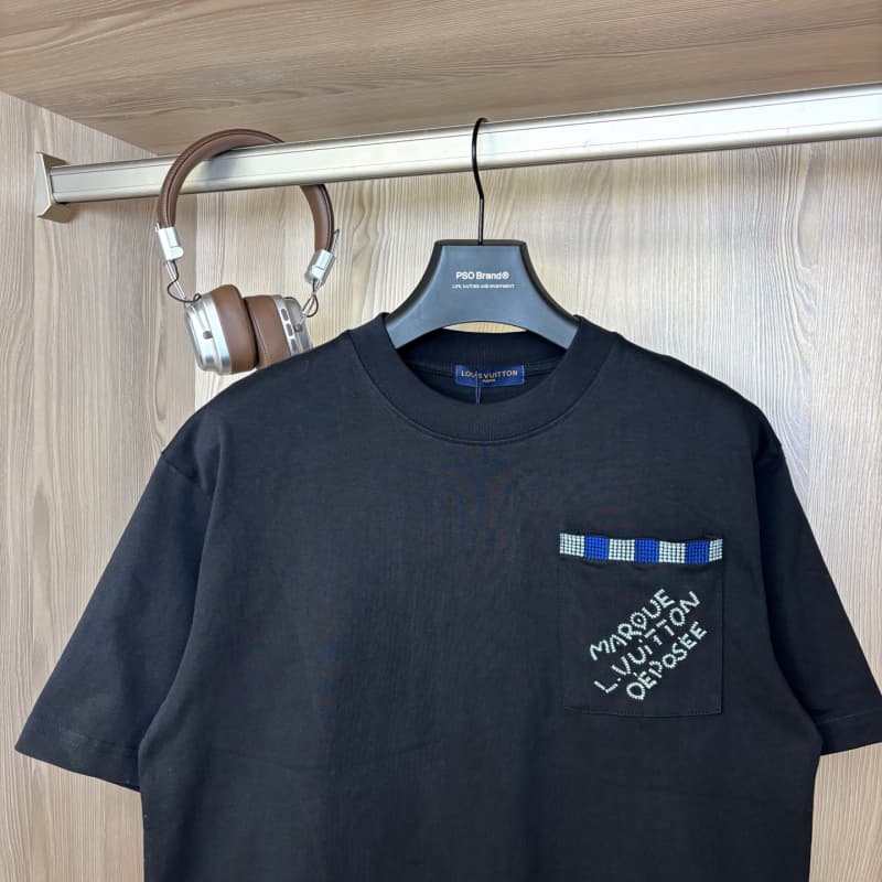 Camiseta con letras bordadas y bolsillo en el pecho