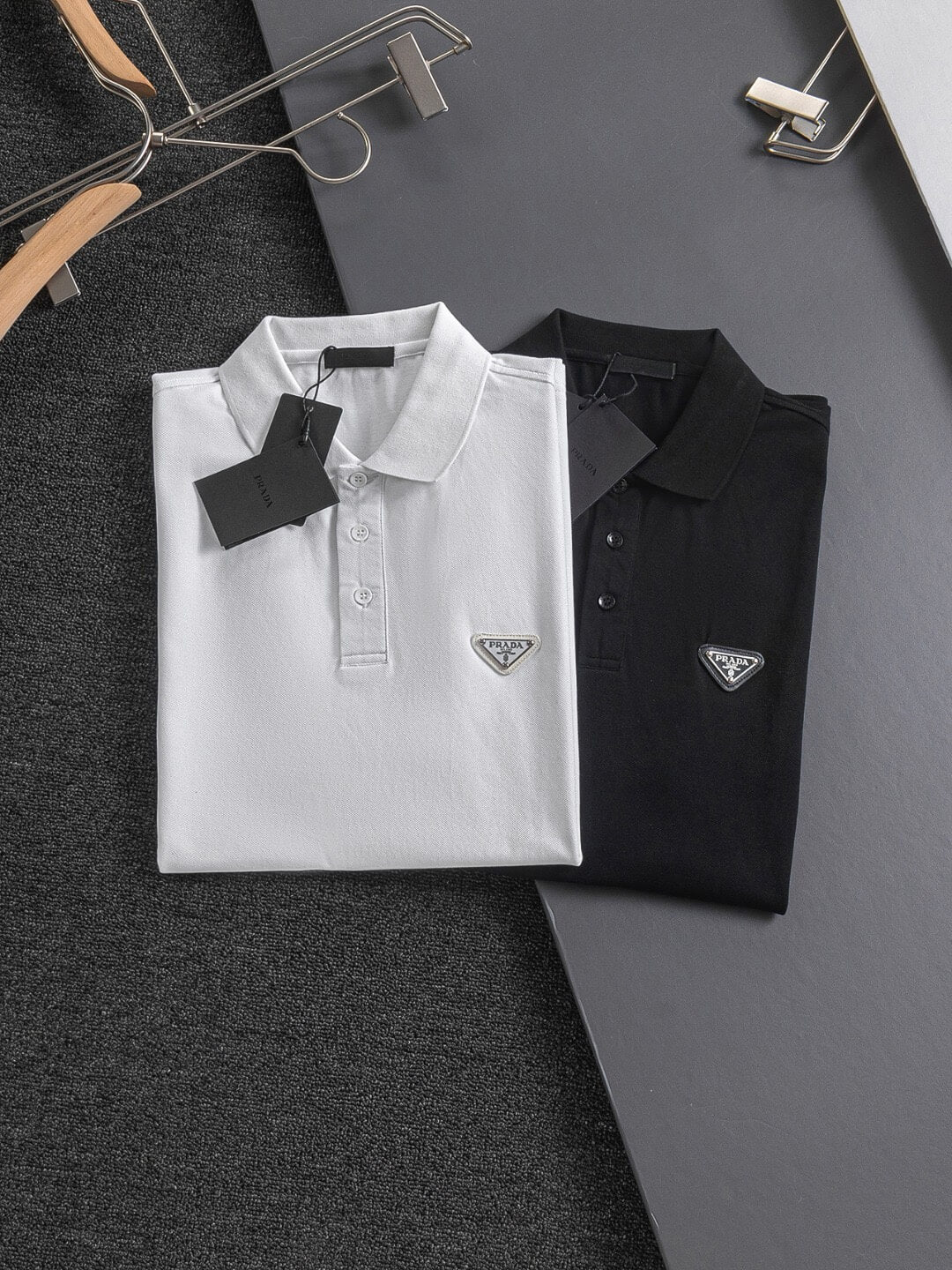 Camiseta con triángulo metálico en el pecho