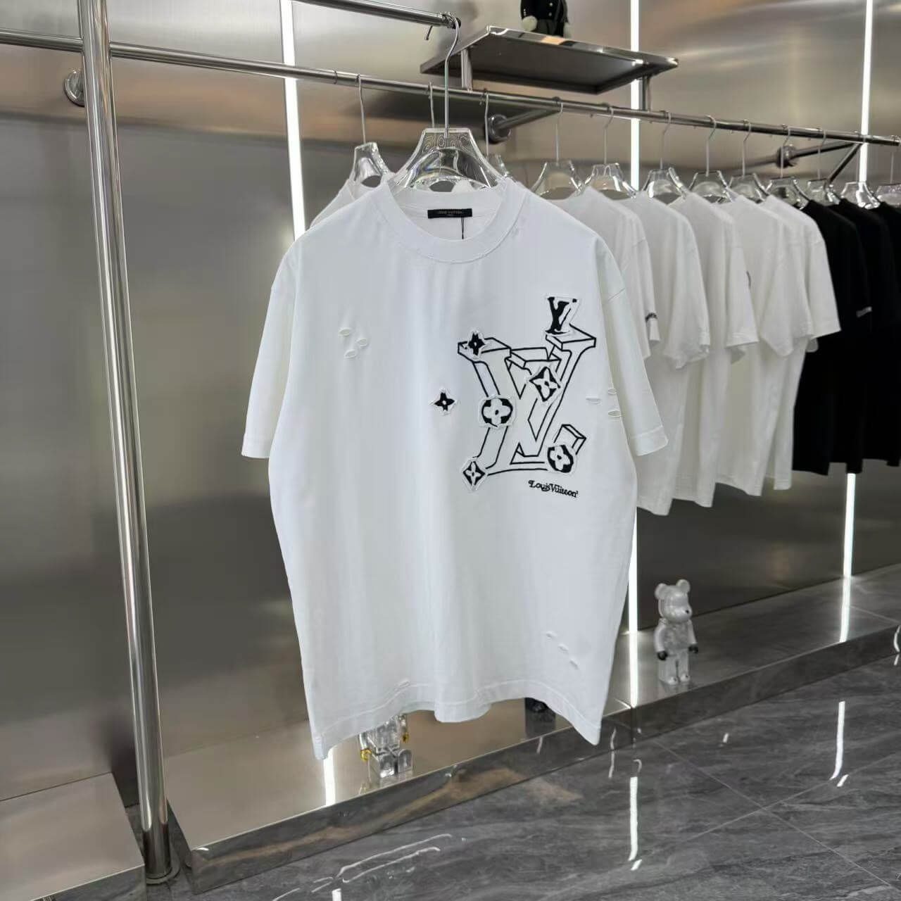 Bordado en camiseta de cuero