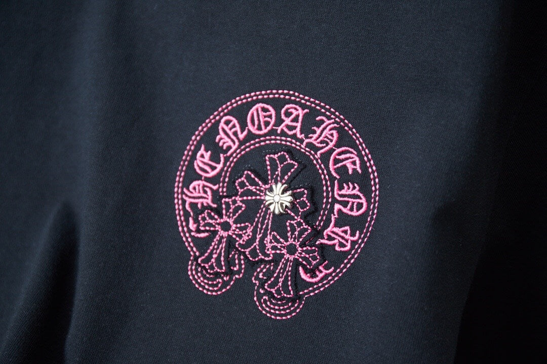Camiseta con bordado de cruz