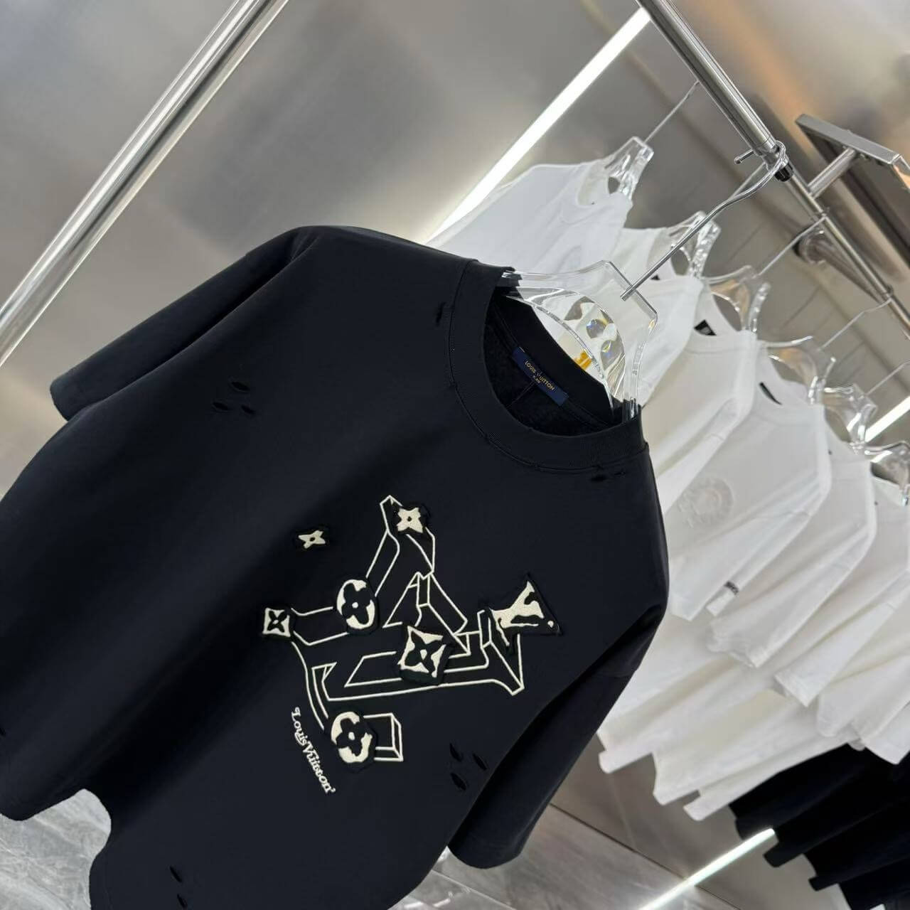 Bordado en camiseta de cuero