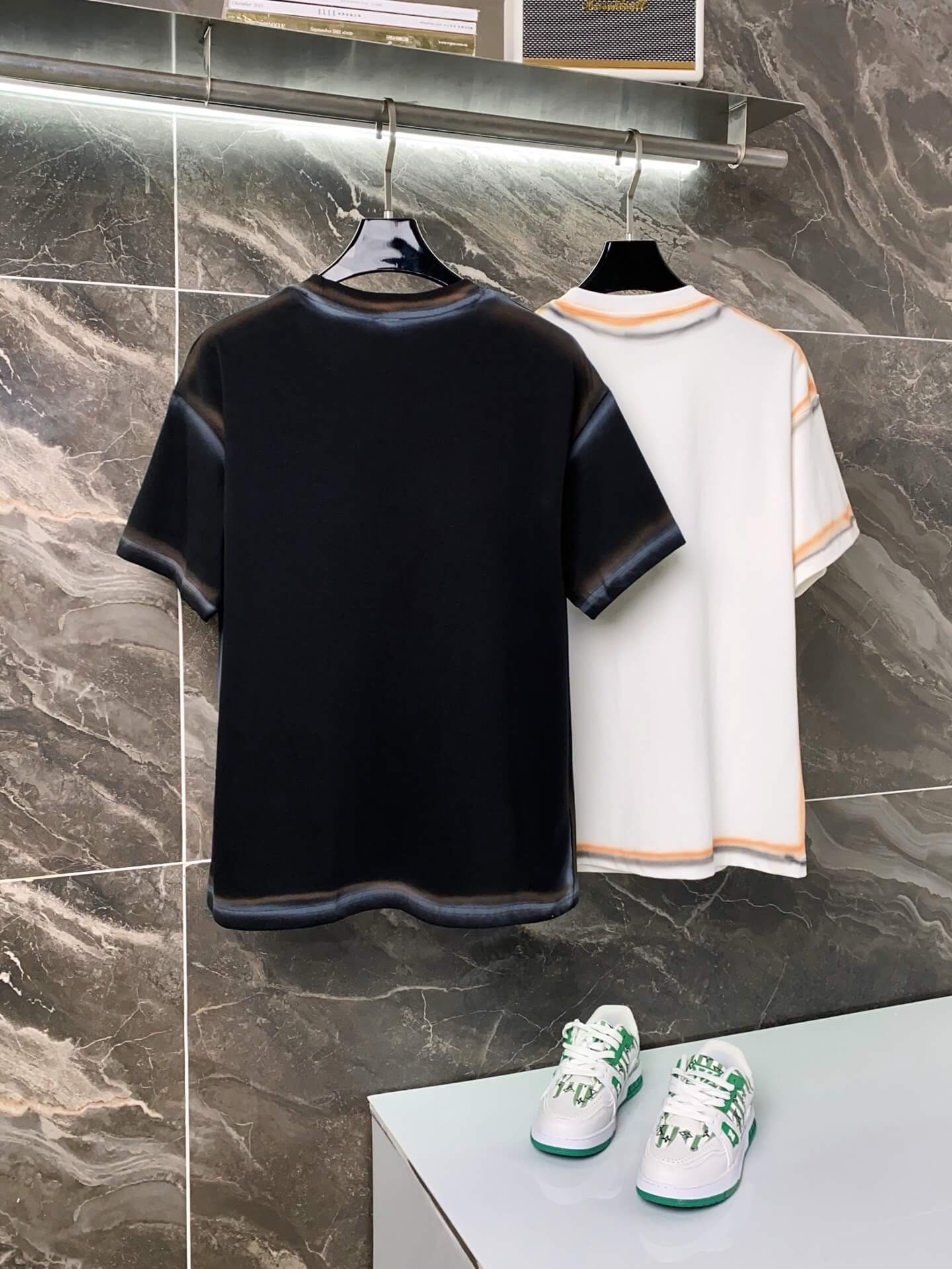 Camiseta de rayas dibujadas a mano