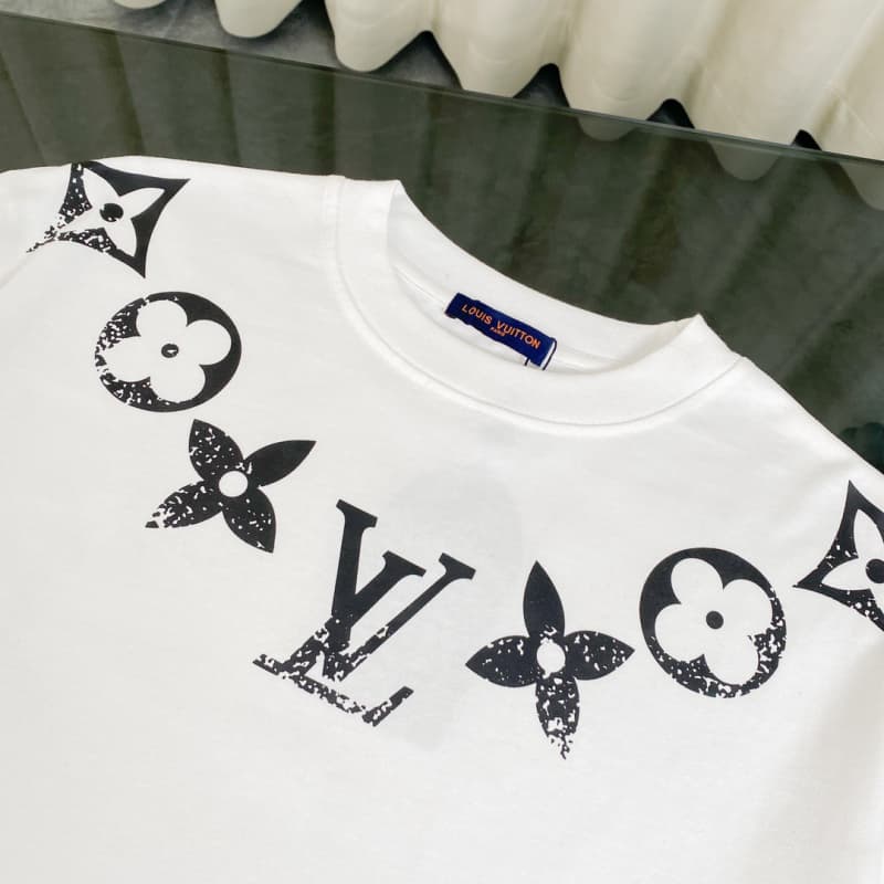 Camiseta con collar clásico